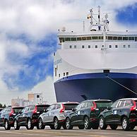 Auto's van het assemblagebedrijf Volvo Cars wachten op de kade voor roll-on-roll-offschip / roroschip in de zeehaven van Gent, België
